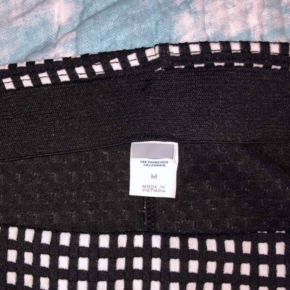 Black and white, stretchy pencil skirt. Never worn - Picture 4 of 5